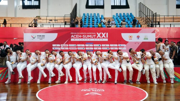 Tim basket putri DKI Jakarta mencatatkan kemenangan gemilang dengan meraih medali emas setelah mengalahkan Jawa Timur dengan skor 77-56 dalam laga final bola basket 5x5 Pekan Olahraga Nasional (PON) XXI Aceh Sumut 2024.(foto:egan/kemenpora.go.id)