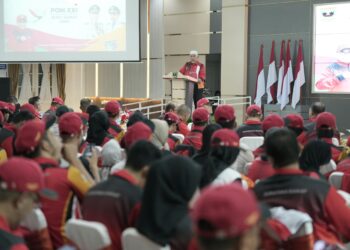 Gubernur Sumbar, Mahyeldi melepas kontingen yang berangkat dalam PON XXI Aceh-Sumut. (Foto: Dok. Adpim)