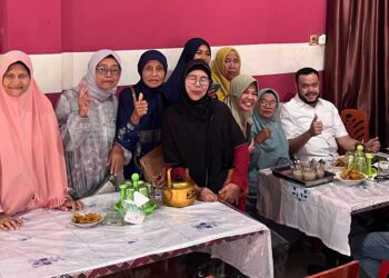 Curhat Warga Banda Buek Padang ke Fadly Amran Soal Pertanian dan Perekonomian 19 Sejumlah emak-emak warga Banda Buek, Kecamatan Lubuk Kilangan, bertemu dengan Cawako Padang, Fadly Amran pada Selasa (3/9/2024) pagi. (Foto: Dok. Tim FA)