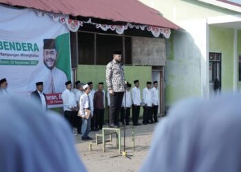 Fadly Amran: Padang Butuh Pemimpin Berintegritas dan Visioner 20 Cawako Padang, Fadly Amran menjadi pemimpin upacara di Yayasan Shine Al-Falah, Pondok Pesantren Perkampungan Minangkabau pada Senin (2/9/2024) pagi. (Foto: Dok. TIm FA)