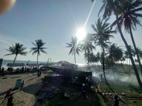 Surau di Pinggir Pantai Pasir Jambak Padang Hangus Terbakar 1 Kebakaran menghanguskan satu surau di kawasan Pantai Pasir Jambak pada Selasa (3/9/2024) sore. (Foto: Dok. Dinas Damkar Padang)