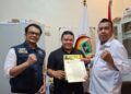 Doni Sutan Basa (tengah) menerima mandat dari DPP IKM sebagai Ketua Pelaksana Muswil KE 1 DPW IKM DKI. (Foto: Dok. IKM)