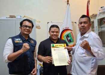 Doni Sutan Basa (tengah) menerima mandat dari DPP IKM sebagai Ketua Pelaksana Muswil KE 1 DPW IKM DKI. (Foto: Dok. IKM)