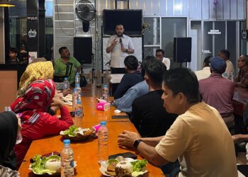 Benahi Birokrasi, Fadly Amran Gagas Program "Padang Amanah" 17 Calon Wali Kota Padang, Fadly Amran memaparkan program Padang Amanah saat bertemu masyarakat Tanah Sirah, Kecamatan Lubuk Begalung pada Kamis (5/9/2024) malam. (Foto: Dok. Tim FA)