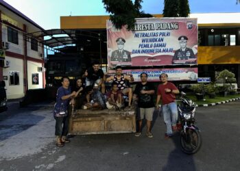 Dua pelaku pencurian besi rel kereta api di Padang ditangkap polisi pada Kamis (5/9/2024) sore. (Foto: Dok. Tim Klewang)