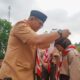 Pj Wako Padang, Andree Harmadi Algamar menyematkan tanda pengenal peserta Jambore Pramuka tingkat Kecamatan Koto Tangah pada Jumat (6/9/2024) siang. (Foto: Dok. Prokopim)