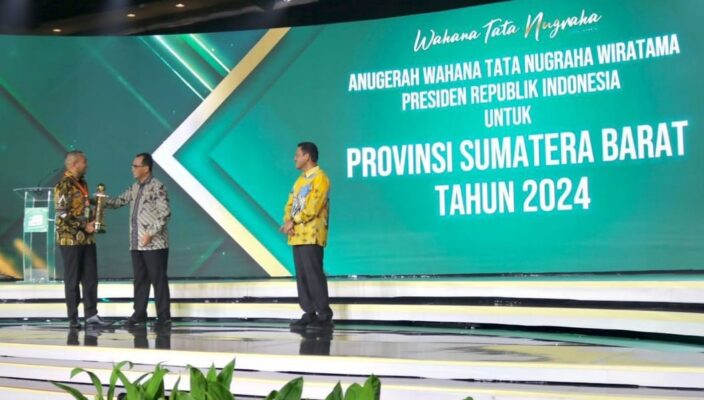 Pemprov Sumbar Diganjar Penghargaan WTN Wiratama, Buah Hadirkan Layanan Transportasi Layak dan Bermanfaat 1 Pemprov Sumbar diganjar penghargaan Wahana Tata Nugraha Wiratama dari Kementerian Perhubungan (Kemenhub) pada Sabtu (7/9/2024) malam. (Foto: Dok. Adpim)