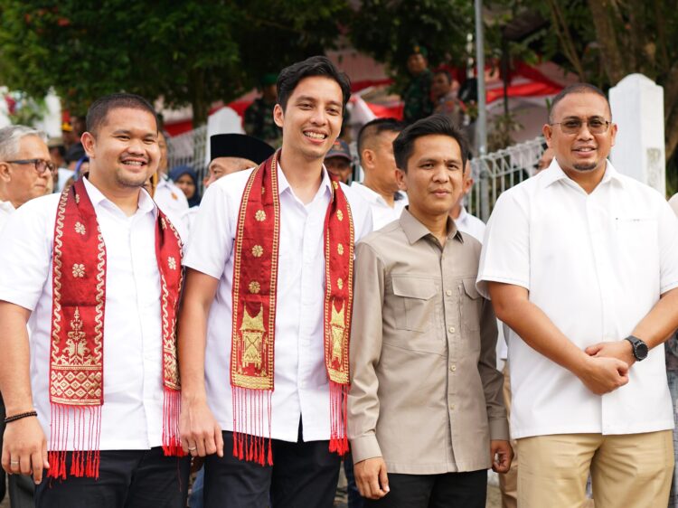Fokus Utama Gerindra di Sawahlunto untuk Riyanda-Jeffry, Bukan Soal Siapa Duluan Mendukung Prabowo Subianto 1 Dari kiri: Cawako-Cawawako Sawahlunto, RIyanda-Jeffry didampingi TA Anggota DPR RI, Yogi Ramon Setiawan dan Anggota DPR RI periode 2024-2029, H Andre Rosiade saat mendaftar ke KPU setempat beberapa waktu lalu. (Foto: Dok. Tim AR)
