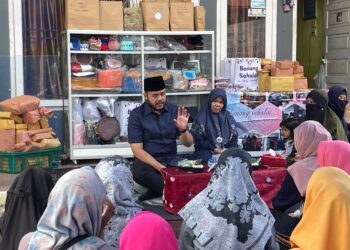 Fadly Amran Puji Komunitas Rajut Banang Sahalai, Sebut Sejalan dengan Progul Rumah Wirausaha UMKM 16 Cawako Padang, Fadly Amran memuji komunitas Rajut Banang Sahalai yang menjadi inspirasi di kalangan pelaku UMKM. (Foto: Dok. Tim FA)