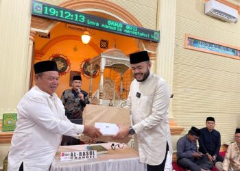 Mengenal Program "Padang Balomba" yang Digagas Fadly Amran 15 Cawako Padang, Fadly Amran bersilaturahmi dengan jamaah Masjid Al Rasul di Kampung Jua, Kecamatan Lubuk Begalung pada Minggu (8/9/2024) malam. Pada kesempatan itu, Fadly memaparkan salah satu program unggulannya, yakni Padang Balomba. (Foto: Dok. Tim FA)