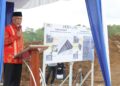 Gubernur Mahyeldi Targetkan Rumah Relokasi Terpadu di Tanah Datar Selesai Sebelum Target 7 Gubernur Mahyeldi beri sambutan saat peletakan batu pertama rumah bantuan terpadu di Tanah Datar. (dok. istimewa)