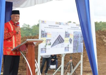 Gubernur Mahyeldi Targetkan Rumah Relokasi Terpadu di Tanah Datar Selesai Sebelum Target 2 Gubernur Mahyeldi beri sambutan saat peletakan batu pertama rumah bantuan terpadu di Tanah Datar. (dok. istimewa)