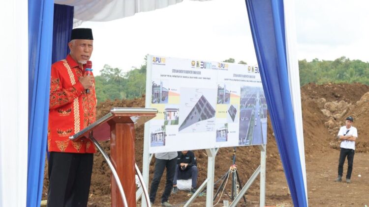 Gubernur Mahyeldi Targetkan Rumah Relokasi Terpadu di Tanah Datar Selesai Sebelum Target 1 Gubernur Mahyeldi beri sambutan saat peletakan batu pertama rumah bantuan terpadu di Tanah Datar. (dok. istimewa)