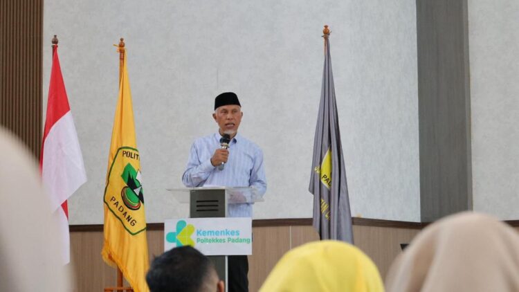 Gubernur Mahyeldi: Pentingnya Kolaborasi Generasi Muda untuk Kesuksesan Bangsa 1 Gubernur Mahyeldi saat beri sambutan dalam acara orientasi kampus. (dok. istimewa)