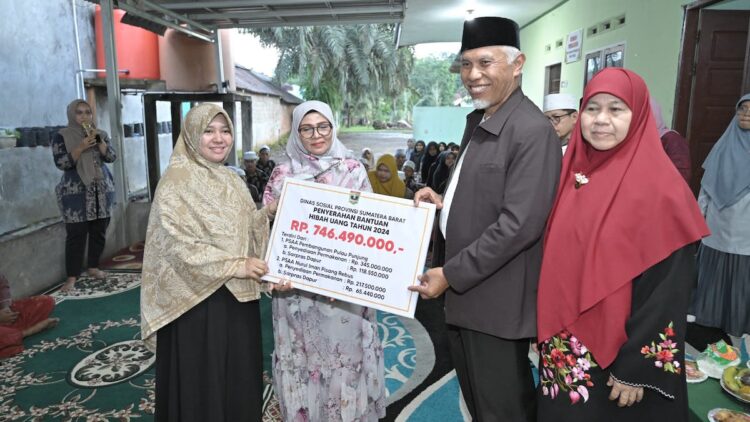 Pengalokasian Anggaran Puluhan Miliar, Bukti Kepedulian Mahyeldi untuk Penanganan Masalah Sosial di Sumbar 1 Gubernur Mahyeldi serahkan hibah bantuan untuk Dinsos Sumbar. (dok. istimewa)