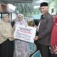 Gubernur Mahyeldi serahkan hibah bantuan untuk Dinsos Sumbar. (dok. istimewa)