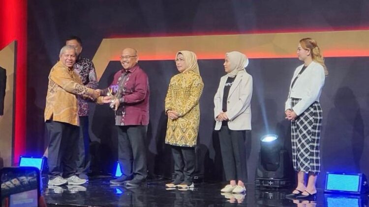 Gubernur Mahyeldi Raih Penghargaan Merdeka Award 2024 Berkat Kategori Kemandirian Pangan 1 Gubernur Sumbar Mahyeldi diwakili Sekdaprov Hansasti menerima penghargaan Merdeka Award 2024. (dok. istimewa)