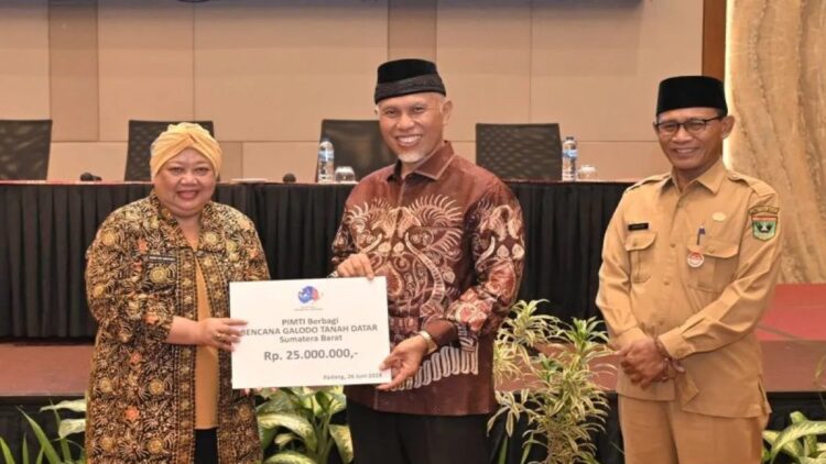 Jumlah Perpustakaan Banyak, Tingkat Literasi dan Membaca Masyarakat Sumbar Meningkat 1 Kepala Dinas Perpustakaan dan Kearsipan Sumbar, Jumadi mendamping Gubernur Sumbar, Mahyeldi dalam sebuah kesempatan. (ANTARA/HO-Biro Adpim Sumbar)
