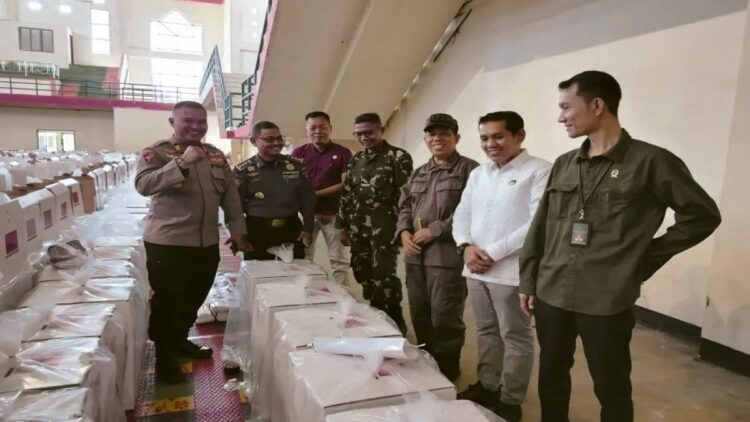 Ketua KPU Agam Herman Susilo (baju putih) sedang meninjau surat suara /pemilu beberapa waktu lalu. ANTARA/Yusrizal.