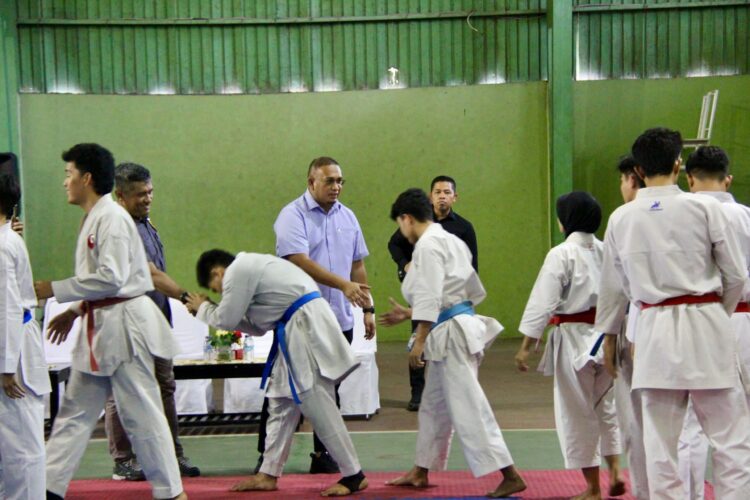 Andre Rosiade Targetkan Karateka Sumbar Raih Emas PON, Siapkan Bonus Menarik 1 Andre Rosiade saat meninjau latihan atlet karate Sumbar di Lapangan Tenis PT Semen Padang, Minggu (25/8/2024). (Foto: Dok. Istimewa)