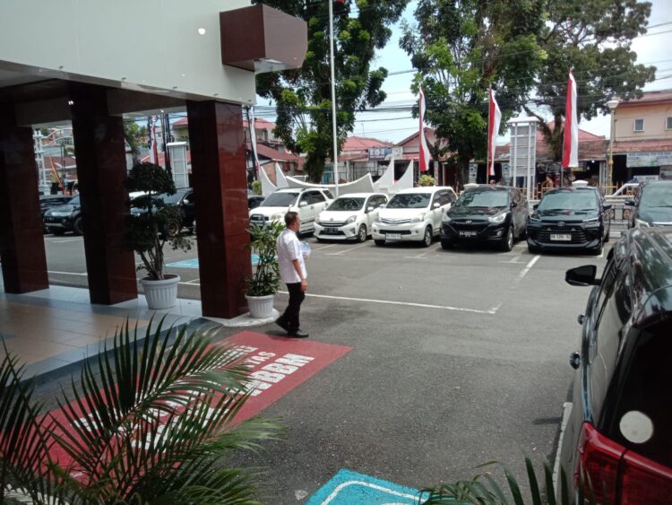 Anggota DPRD Sumbar Beny Saswin Nasrun mendatangi Kantor Kejari Padang. (Foto: Dok. Istimewa)