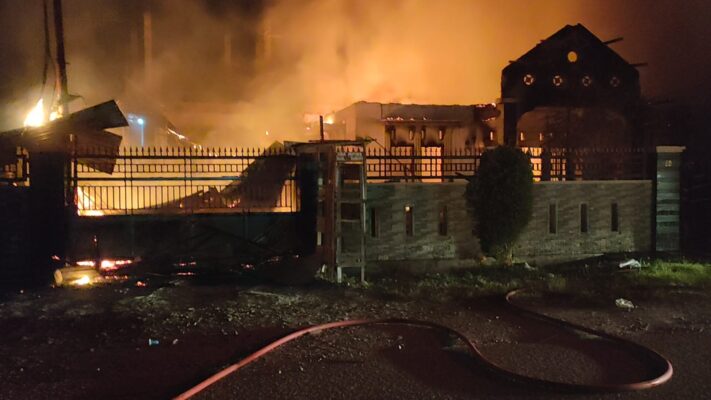 Rumah dan Grosiran di Padang Terbakar Senin Dini Hari, Kerugian Tembus Rp1 Miliar 1 Kebakaran di kawasan Bungo Pasang, Kecamatan Koto Tangah pada Senin (2/9/2024) dini hari. (Foto: Dok. Dinas Damkar Padang)