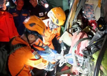 Proses evakuasi sopir truk yang terjepit dalam peristiwa kecelakaan di Sitinjau Lauik pada Senin (2/9/2024) malam. (Foto: Dok. Basarnas)