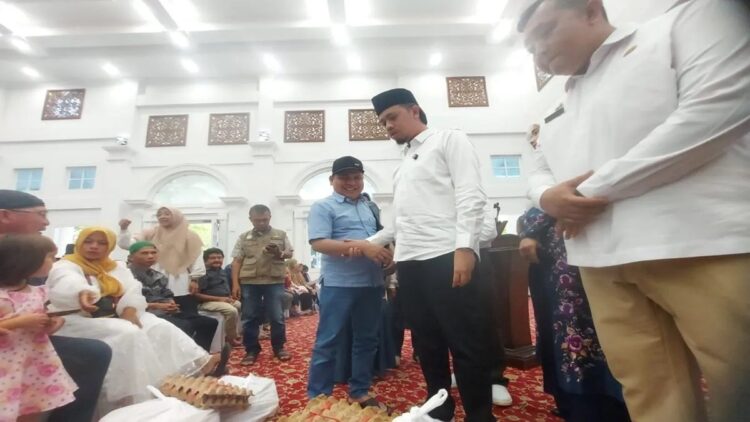 Pemko Bukittinggi Bagikan Sembako untuk 280 Penyandang Disabilitas 1 Wali Kota Bukittinggi Erman Safar memberikan bantuan sembako kepada ratusan warga penyandang disabilitas, Rabu (4/9/2024). ANTARA/Al Fatah