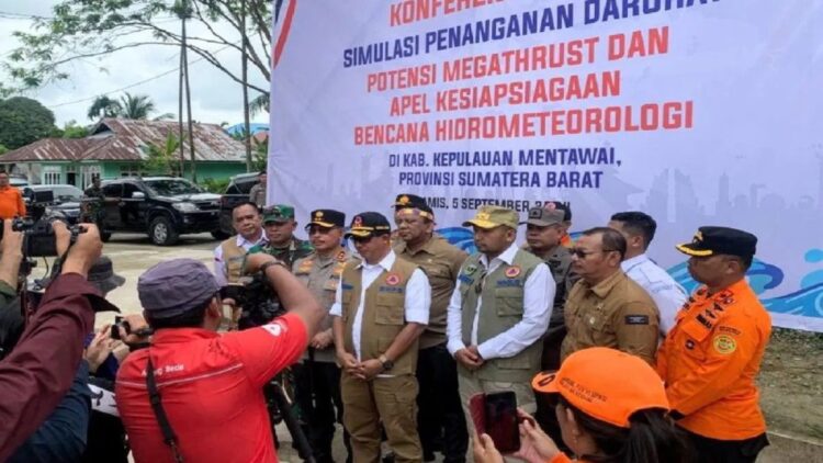BNPB Gelar Simulasi Penanganan Darurat Antisipasi Potensi Megathrust di Mentawai 1 Kepala BNPB Suharyanto usai kegiatan simulasi penanganan darurat bersama unsur Pemerintah Kabupaten Kepulauan Mentawai, Sumatera Barat untuk mengantisipasi potensi megathrust di kabupaten setempat, Kamis (5/9). ANTARA/HO-BNPB