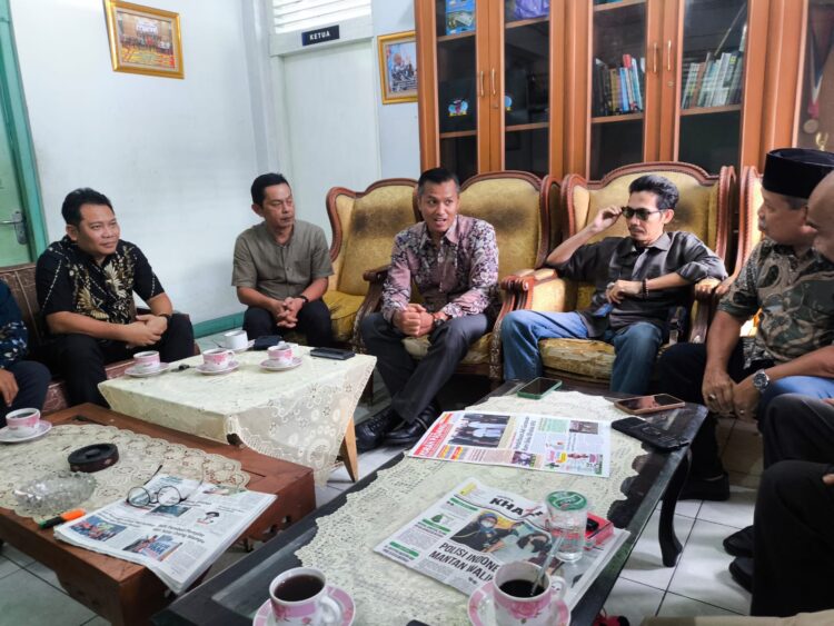 HARPELNAS 2024, PLN Sumbar Sambangi Kantor PWI 1 GM PLN Sumbar bersama jajaran berkunjung ke kantor PWI. (Foto: Dok. PWI)