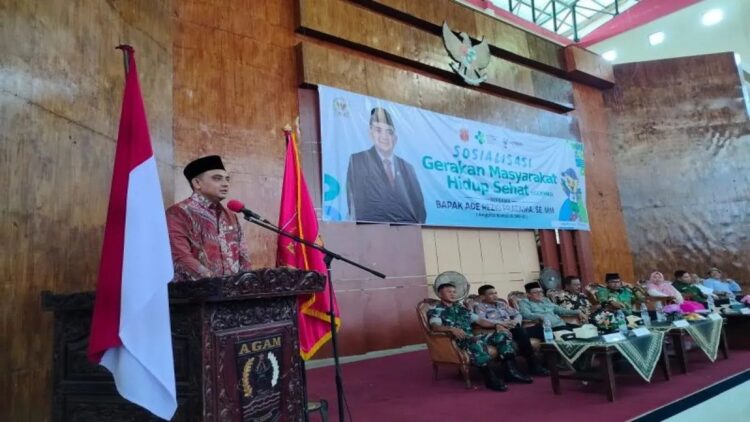 Agar Terhindar dari Penyakit, Ade Rezki Ajak Warga Agam Konsumsi Gizi Berimbang 1 Anggota Komisi IX Bidang Kesehatan dan Ketenaga Kerjaan DPR RI Ade Rezki Pratama memberikan arahan kepada peserta sosialisasi Germas di Gor Rang Agam, Sabtu (7/9). Antara/Yusrizal.