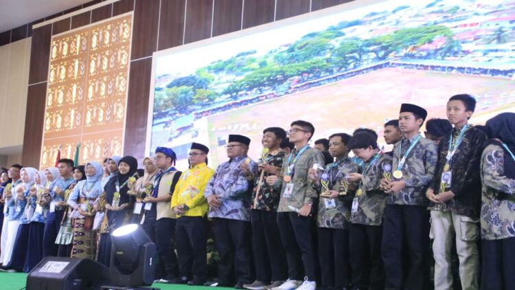 Sumbar Borong Sembilan Medali di Ajang KSM dan Myres 2024 1 Kontingen Sumbar meraih Sembilan medali di ajang sains nasional di Ternate. (Foto: MC Padang)