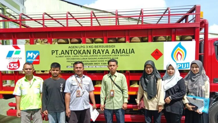 Tim Bapenda bersama Kecamatan Lubukbasung sedang melakukan pendataan dan penagihan pajak daerah. Dok HO/Diskominfo Agam