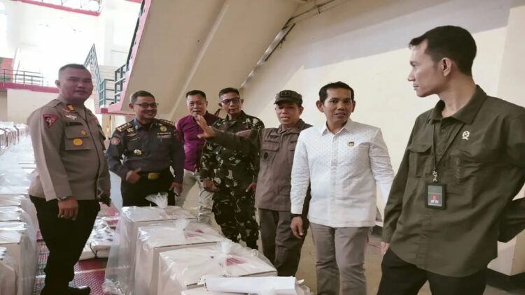 Verifikasi Perbaikan Syarat Bapaslon Bupati-Wabup Agam, KPU Terjunkan Tujuh Tim 1 Ketua KPU Agam Herman Susilo (baju putih ) sedang meninjau logistik Pemilu bersama Forkopimda Agam. Dok Antara/Yusrizal