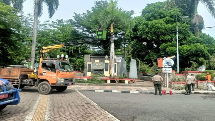Personel BPBD Padang membenahi tugu gempa Padang untuk kegiatan peringatan gempa 2009 yang akan dilakukan pada 30 September mendatang. ANTARA/HO-BPBD Padang