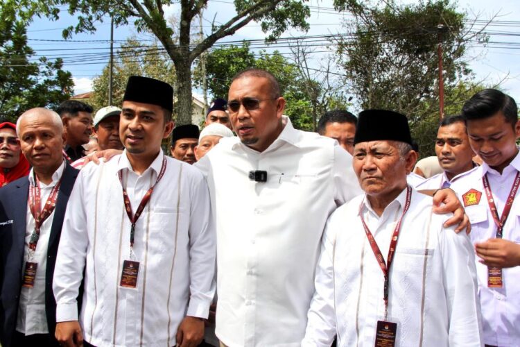 Andre Rosiade mendampingi pendaftaran pasangan calon Wali Kota dan Wakil Wali Kota Solok Ramadhani Kirana-Suryadi Nurdal ke KPU Kota Solok. (Foto: Dok. Istimewa)