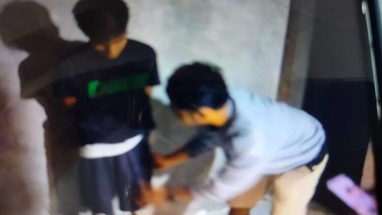 Tim Kelelawar Satuan Reserse Narkoba Polres Agam, menggeledah pelaku penyalahgunaan narkotika, Selasa (10/9). Dok HO/Humas Polres Agam