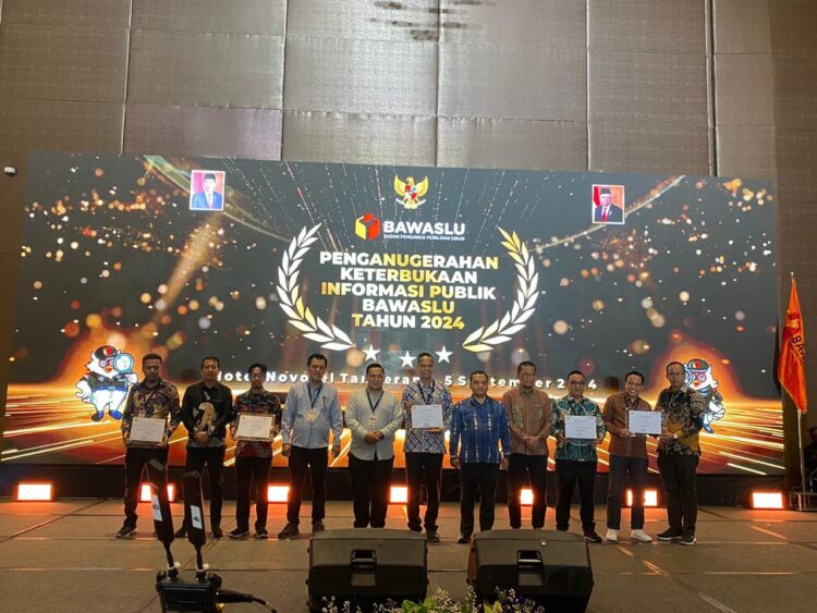 Bawaslu Pariaman Raih Penghargaan Nasional Keterbukaan Informasi 1 Bawaslu Pariama menerima 15 besar terbaik tingkat Nasional Keterbukaan Informasi Publik. (Foto: Dok. Istimewa)