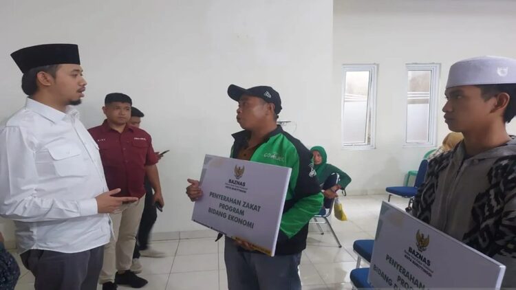 Baznas Bukittinggi Salurkan Zakat Rp174 Juta untuk 196 Mustahik 1 Wali Kota Bukittinggi, Erman Safar menyerahkan bantuan zakat Baznas kepada warga (Antara/Al Fatah)