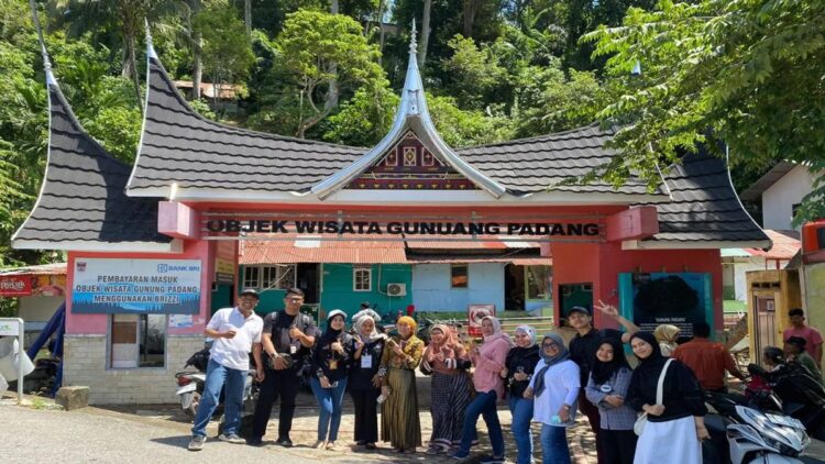 Kegiatan pelatihan pendampingan Hospitality Kepariwisataan, Universitas Bung Hatta di objek wisata Gunuang Padang, Kota Padang. (HO/Dok. Universitas Bung Hatta)