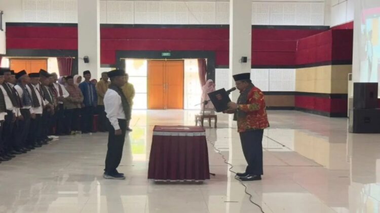 351 Anggota Bamus Dikukuhkan, Bupati Agam: Berharap Sinergitas dengan Wali Nagari makin Kuat 1 Bupati Agam Andri Warman sedang mengukuhkan anggota Bamus. (ANTARA/HO)