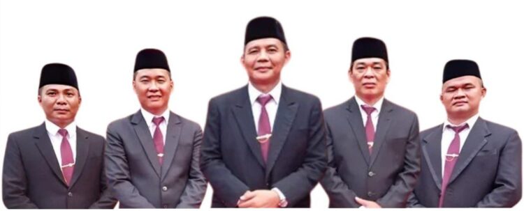 KPU Nias Umumkan Visi Misi Bakal Calon Bupati, Masyarakat Diajak Beri Tanggapan 1 Ketua KPU Kabupaten Nias diapit dari kiri dan kanan oleh masing-masing anggota. (Foto: Dok. KPU Nias)