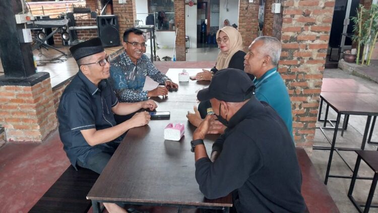 Silaturahmi dengan Purnawirawan, Hendri Septa Tegaskan Komitmen Bangun Infrastruktur 1 Calon Wali Kota Padang Hendri Septa bertemu dengan para purnawirawan di Otila Cafe pada Kamis (19/9). (Foto: Dok. Istimewa)