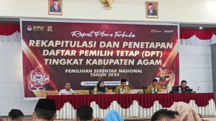 KPU Agam Tetapkan DPT Pilkada 2024, Segini Jumlahnya 1 Ketua KPU Agam Herman Susilo sedang memimpin rapat pleno penetapan DPT Pilkada serentak 2024 di Balerong Rumah Dinas Bupati Agam. Dok Antara/Yusrizal