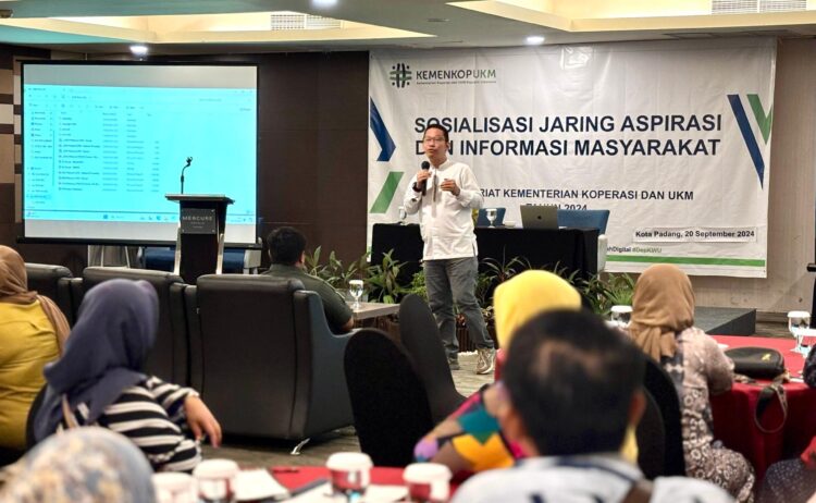 Wakil Ketua Forum UMKM Padang Farouk menjadi narasumber acara Sosialisasi Jaring Aspirasi Masyarakat bersama Kemenkop UKM. (Foto: Dok. Tim AR)