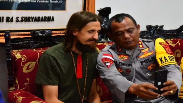 Pilot Susi Air Kapten Philip Mark Marthens (kiri) bersama Satgas Operasi Damai Cartenz 2024 .ANTARA/HO-Humas Polda Papua
