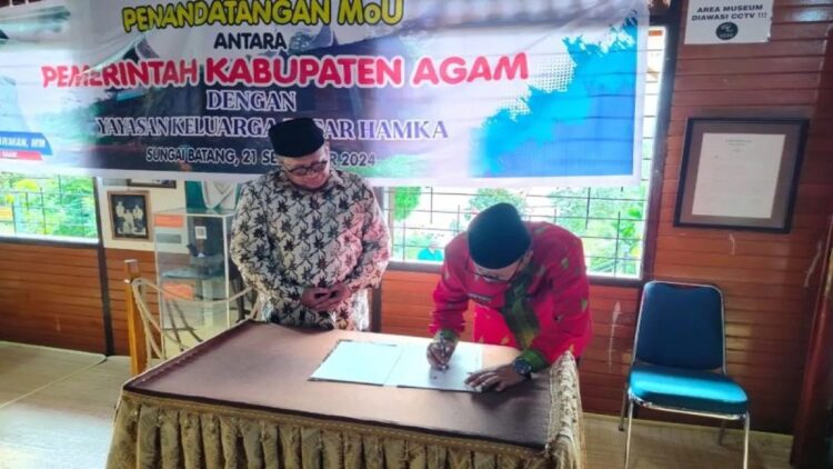 Bupati Agam Andri Warman sedang mendatangani MoU dengan Yayasan Keluarga Buya Hamka. Dok Antara/Yusrizal