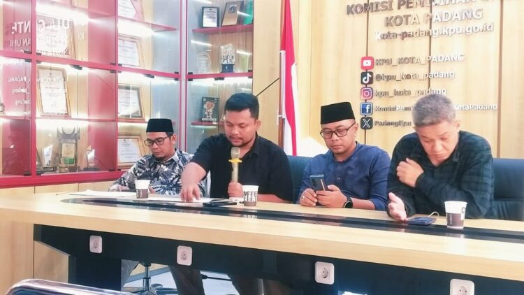 DPT Pilkada Padang 2024 Sebanyak 665.126 Orang, Ini Rincian per Kecamatan 1 Komisioner KPU Kota Padang. (Foto: Dok. MC Padang)