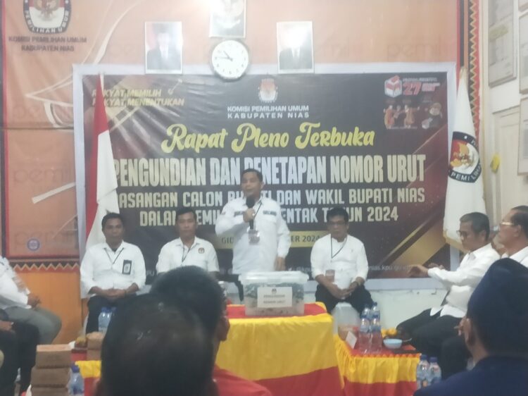 Ketua KPU Kabupaten Nias Sumatera Utara, Elisati Zandroto saat memimpin rapat pleno pengundian nomor urut pasangan calon di gedung KPU Nias, Senin (23/9/2024). (Kariadil Harefa/Radarsumbar)