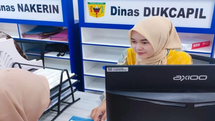 Bagi Pasangan Nikah Siri, Pemkab Tanahdatar tak Akan Keluarkan Kartu Keluarga 1 Pelayanan dokumen kependudukan di Mall Pelayanan Publik Batusangkar (Antara/HO)